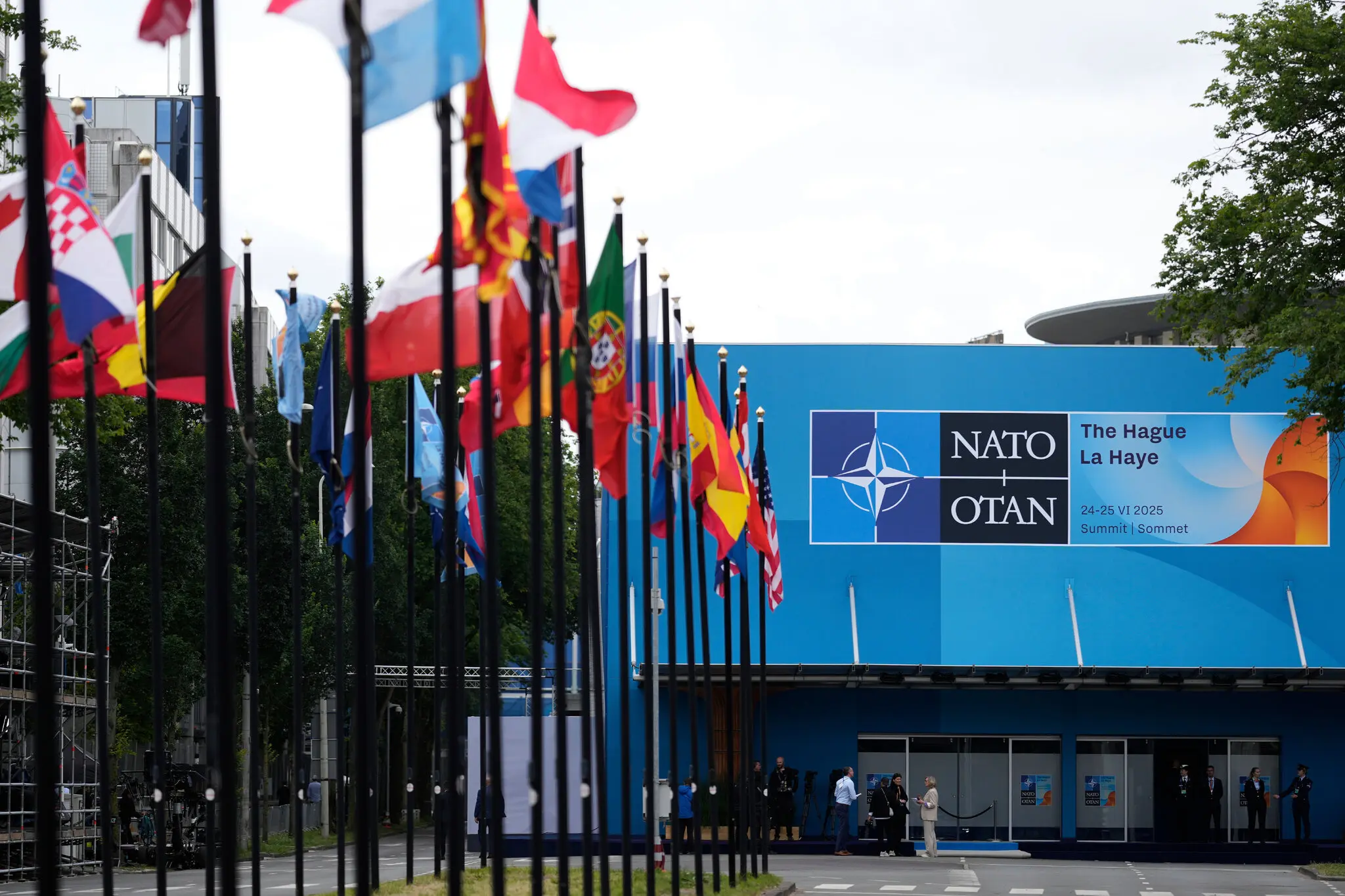 Саміт НАТО у Гаазі: союзники шукають демонстрації єдності, піднімаючи планку оборонних витрат до 5 % ВВП, попри розбіжності щодо Росії та скепсис Трампа щодо України